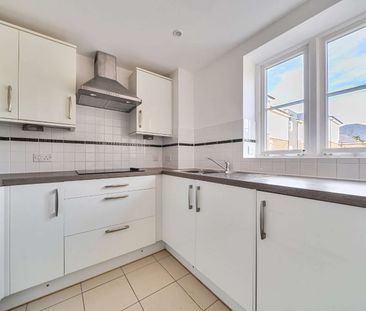 Over 60's only - Well presented one bedroom apartment in the heart ... - Photo 5