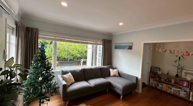 Sunny 3-Bedroom Character Home – Ellerslie - Photo 1