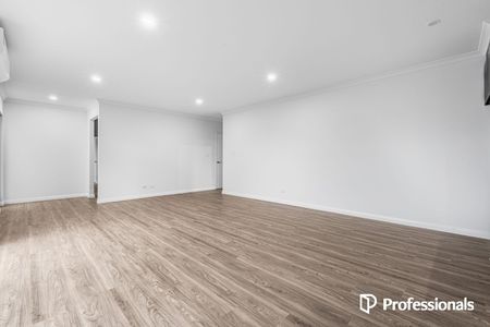 Brand New Street Front Villa! - Photo 2