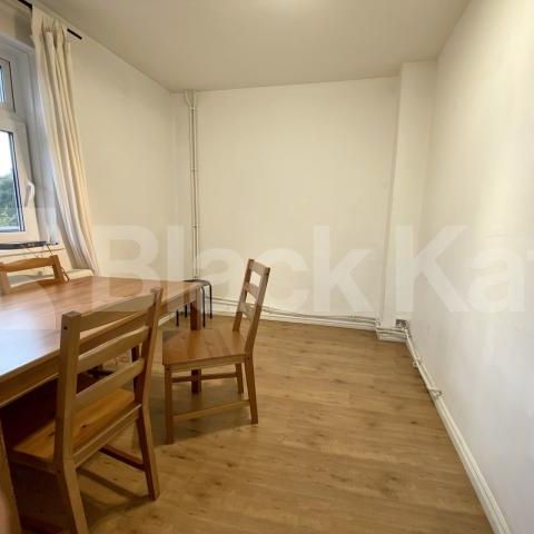 Arranged over two floors with wooden floors - Photo 1