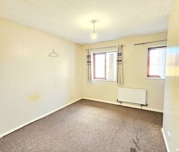 2 Bed Terraced House, Macarthur Close, E7 - Photo 2