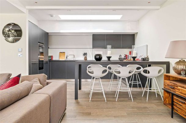 Beautiful penthouse apartment with large private south facing terrace. - Photo 1