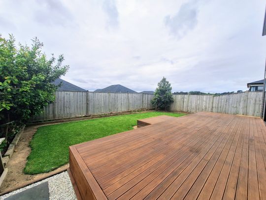 Spacious 6-Bedroom Family Home in Prime Ormiston Location - Photo 1