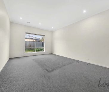 9 Fame Way, Craigieburn VIC 3064 - Photo 5