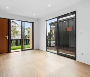 Modern 4Bed, 2Bath House in Karaka - Photo 3