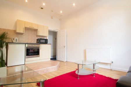 Flat 2, 6 WINSTANLEY TERRACE Leeds - LS6 1DS - Photo 3