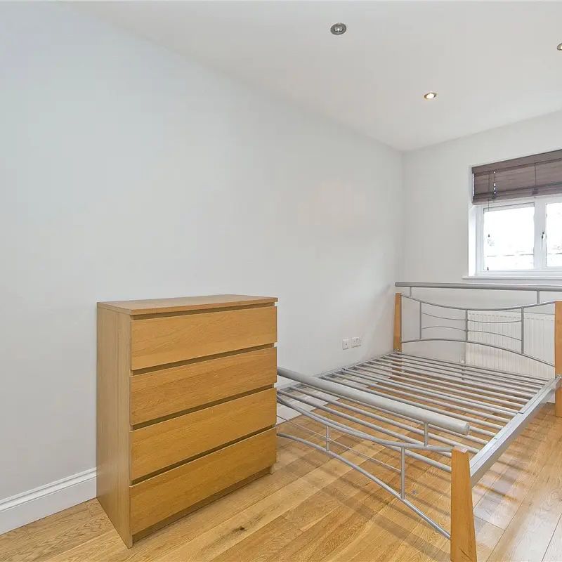 4 bedroom flat in London - Photo 1