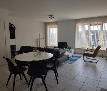 Appartement met 2 slaapkamers, klein terras en garage. - Photo 2
