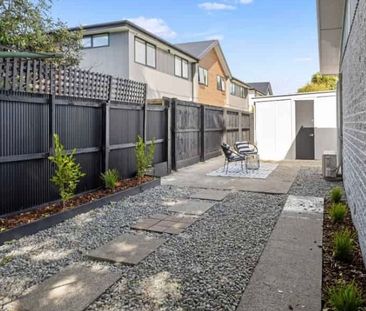 Central 2BR Townhouse with Garden and sleepout - Photo 2