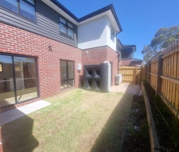 Sparkling 2 bedroom townhouse - Photo 2