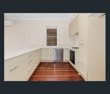 THREE BEDROOM ENTERTAINERS DELIGHT IN CENTRAL LOCATION - Photo 3