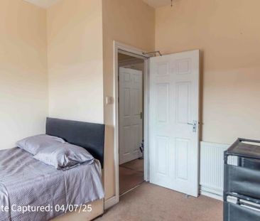 32, Barbican Road - Photo 3