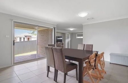 Four Bedroom House with Ducted AC! - Photo 2