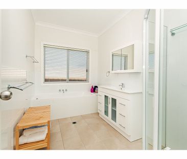 Quiet Two Bedroom Home - Photo 2