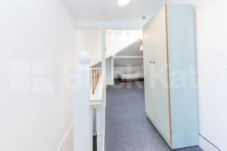 two spacious double bedrooms with a large open plan lounge close to station - Photo 5