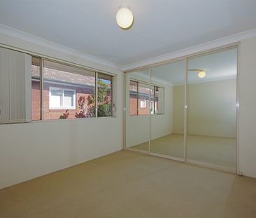 Super Spacious Unit with City Skyline in the Leafy Area - Photo 2