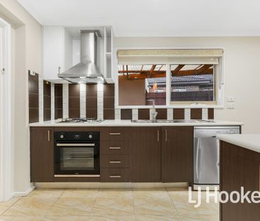 7 Delacombe Drive, Hampton Park VIC - Photo 5