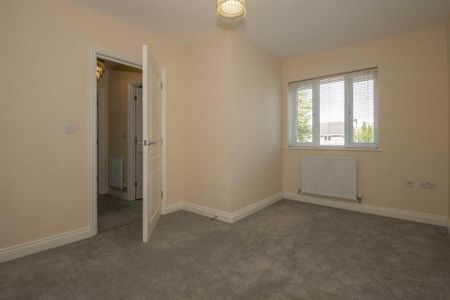 4 bedroom semi-detached house to rent - Photo 5