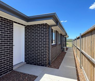 Stunning Two Bedroom Home Unit - Air-Con, Garage, Picturesque Views - Photo 5