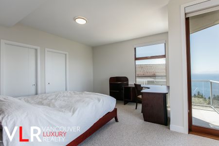 House in West Vancouver, BC - Photo 4