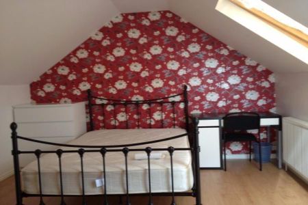 1 bedroom in a house share to rent - Photo 2