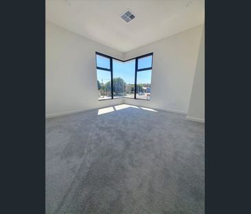 Stylish Coastal Living Just Minutes from Henley Square - Photo 1