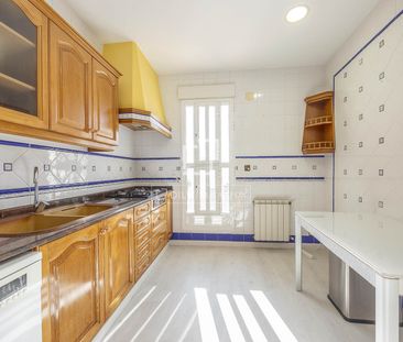 Recently renovated penthouse with 2 large terraces for rent at the ... - Photo 5