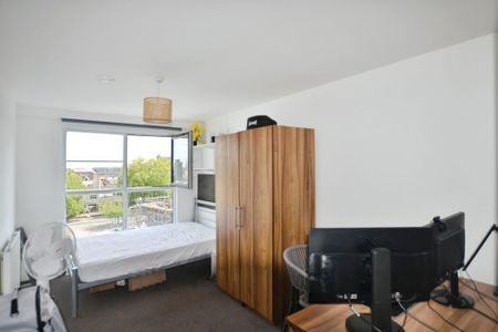 1 bedroom in a flat share to rent - Photo 5