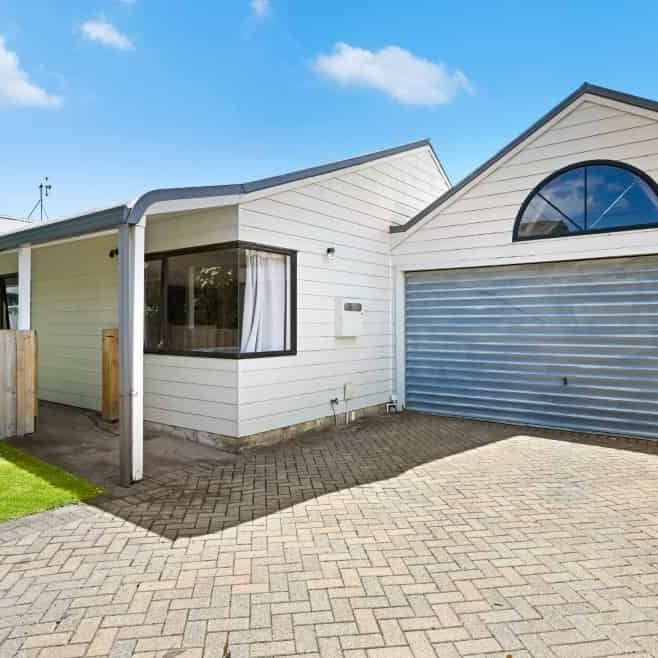 Stunning Three Bedroom in Sought After Forest Lake - Photo 1