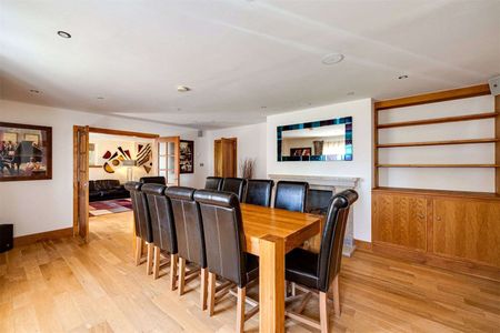 A charming country home with far reaching views and equestrian facilities, situated in about 7.6 acres. - Photo 4