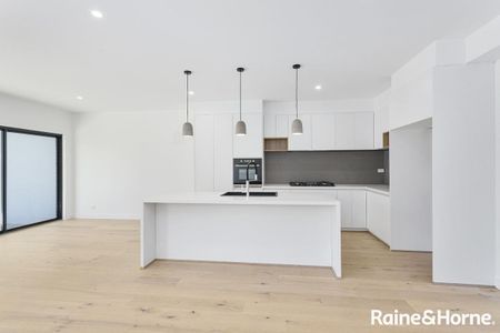 Sleek and Close to the Beach - Photo 3