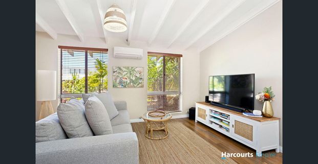 Delightful Villa in Sought After Location! - Photo 1