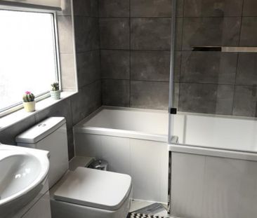 3 bedroom Flat To Let - Photo 1