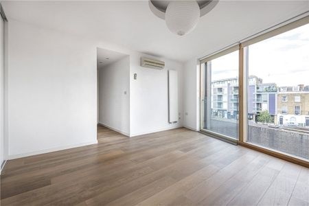 A four bedroom mid terraced property situated in London. - Photo 4