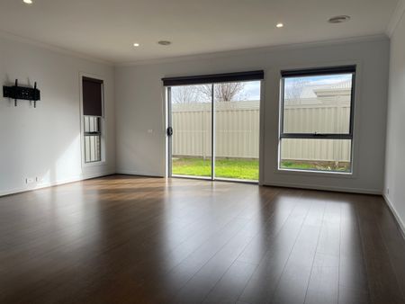 Stunning 3 Bedroom Townhouse, Now For Lease - **APPLY FOR THIS PROPERTY NOW** - Photo 2