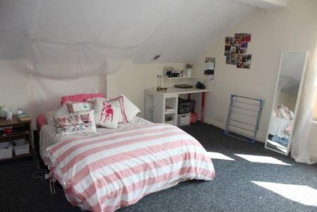 3 bedroom flat to rent - Photo 3