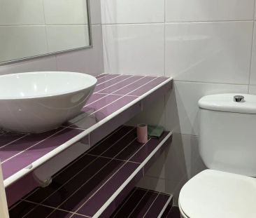 Room in a shared 5-bedroom apartment for rent in Alicante, bills in... - Photo 5
