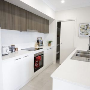 Modern stylish 4 bedrooms 3 bathrooms wonderful sized house with 2 car parking spaces situated in a quiet location （Unfurnished） - Photo 3