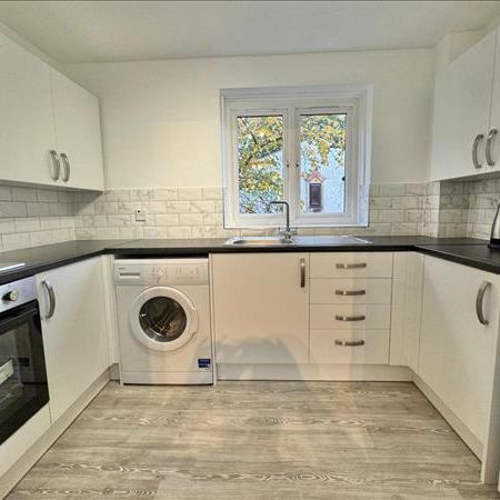 Community Road, Greenford - Photo 1