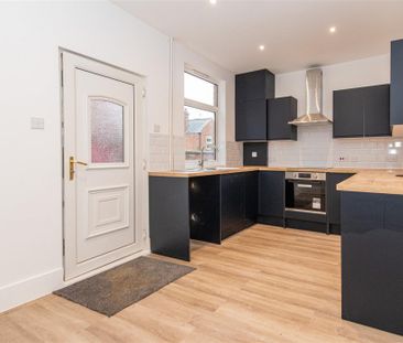 3 bed House - Mid Terrace To Let - Photo 3