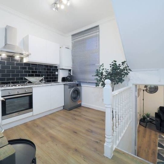 3 Bed Flat, Hammersmith Road, W14 - Photo 1