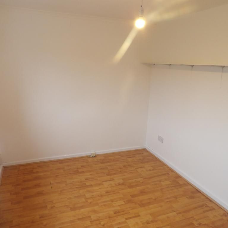4 bedroom end of terrace house to rent - Photo 1