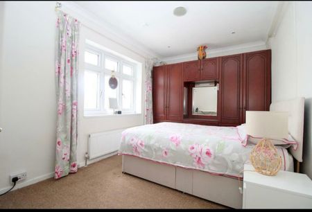 3 Bed Semi-Detached House, Elmore Road, LU2 - Photo 5