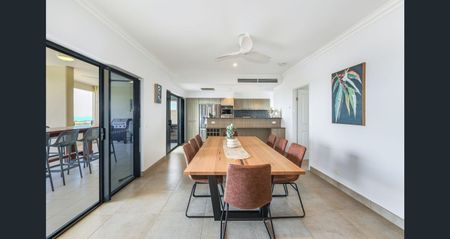 EXECUTIVE THREE-BEDROOM APARTMENT WITH OCEAN VIEWS - Photo 4