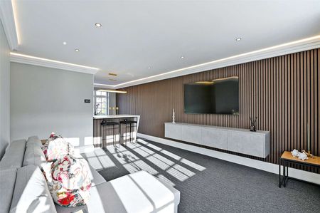 A completely refurbished and high-specification two double bedroom split level maisonette with situated close to local shops and restaurants. - Photo 2