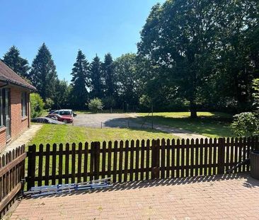 Bath Road, Knowl Hill, RG10 - Photo 1