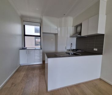 Stunning Townhouse - in the Heart of Clayton Close to Station - Photo 6
