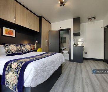 1 bedroom in a flat share to rent - Photo 3