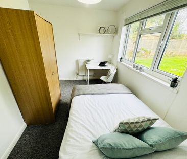 A Comforting 6 Double Bedrooms for Rent in Brighton - Photo 1