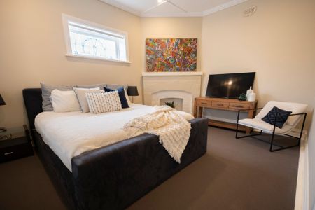 Stylish 5-Bedroom, 3-Bathroom Family Home with Outdoor Entertaining & Spa Retreat - Photo 2